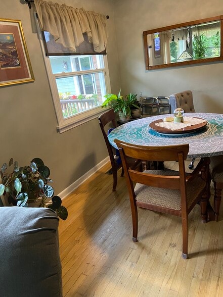 Shared dining - 918 S 258th Pl