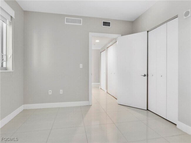 Building Photo - 3000 Oasis Grand Blvd