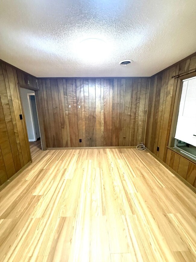 Building Photo - ** 4 bedrooms, 2 bath Located off Atlanta Hwy ** Call 334-366-9198 to schedule a self tour