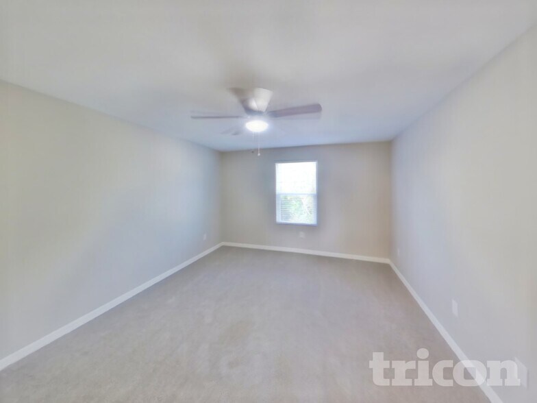 Building Photo - 2425 Lake Forest Ave