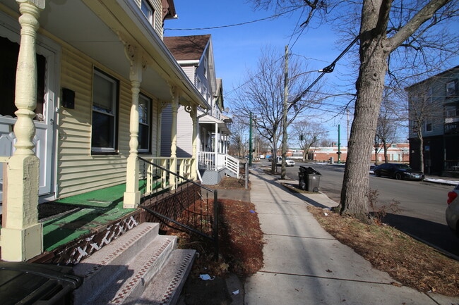 Building Photo - SINGLE FAMILY HOUSE FOR RENT