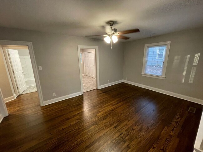 Building Photo - Renovated 2 bedroom home for rent Near Downtown Clarksville!
