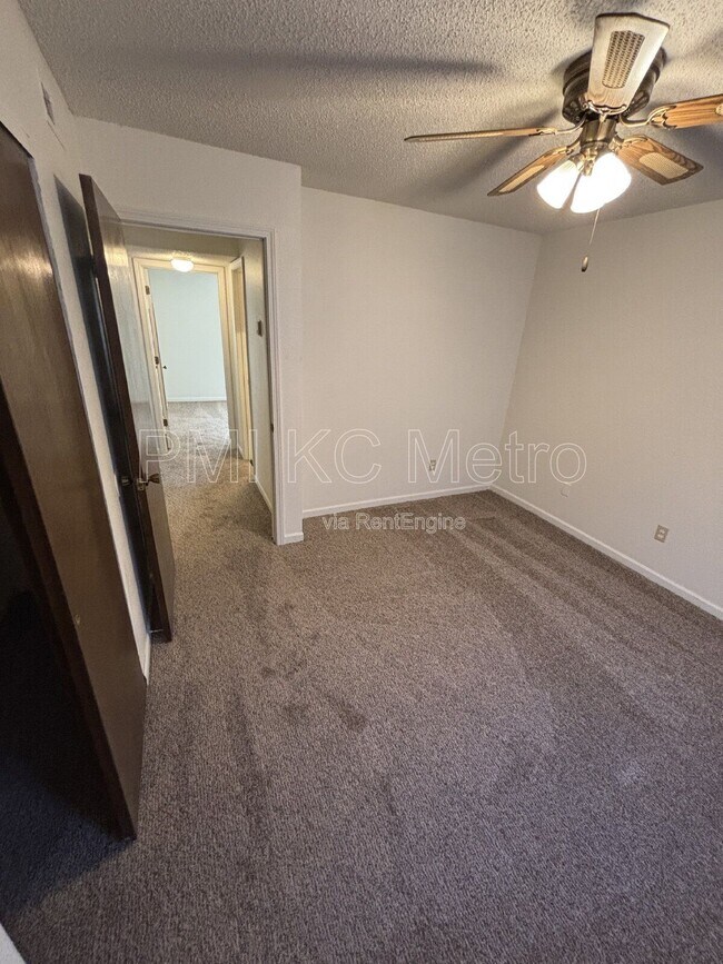 Building Photo - 1008 NE Lindsay Ave