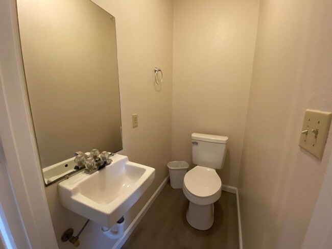 Building Photo - 200 Vickie Lynn Ln