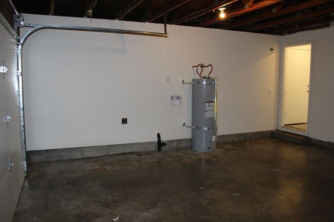 Building Photo - 4 bedroom 2 bath ranch house