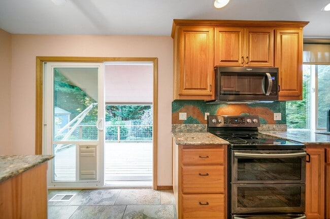 Building Photo - 5 Bed 2.5 Bath Spacious House For Rent In Poulsbo!!!