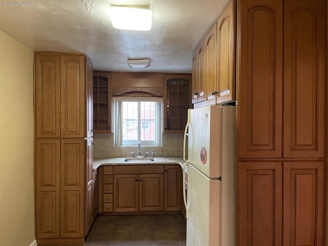 Building Photo - 147-27 76th Rd