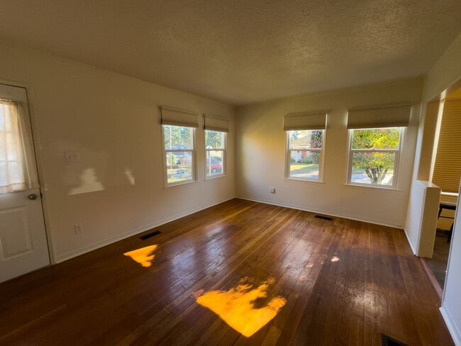 Building Photo - WINTER SPECIAL - Charming 2 Bed 1 Bath Home on Fenced Corner Lot in South Salem