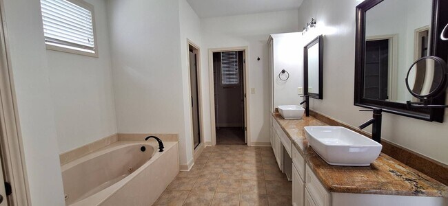 Building Photo - Gorgeous 5 bedroom 3 full bath home for rent