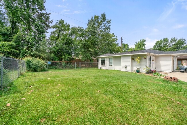 Building Photo - 801 Thornwood Dr