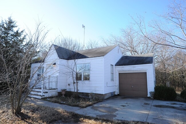 Building Photo - 2710 S Washington St