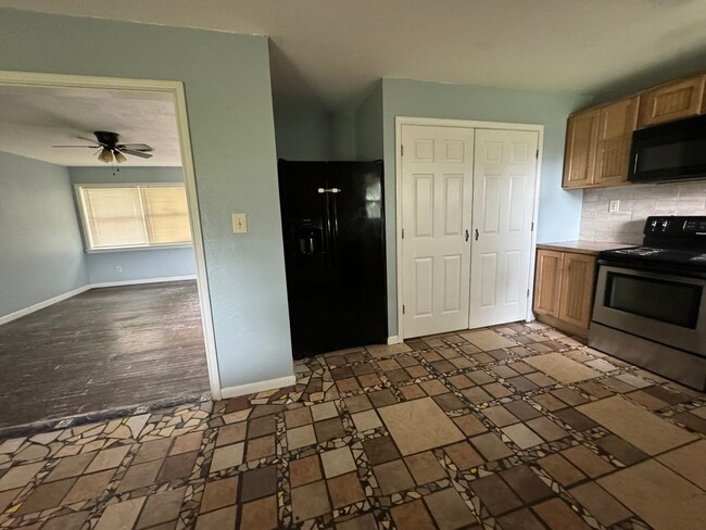 Building Photo - Remodeled 3 bedroom 2 bathroom house! - MO...