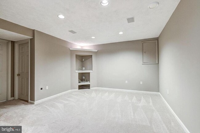 Building Photo - 6263 Woodcrest Dr