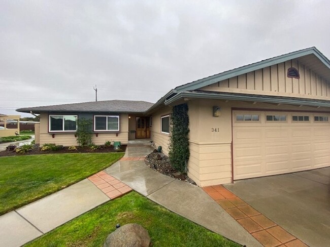 Building Photo - SPACIOUS 4 BEDROOM HOME IN SOUTH SALINAS