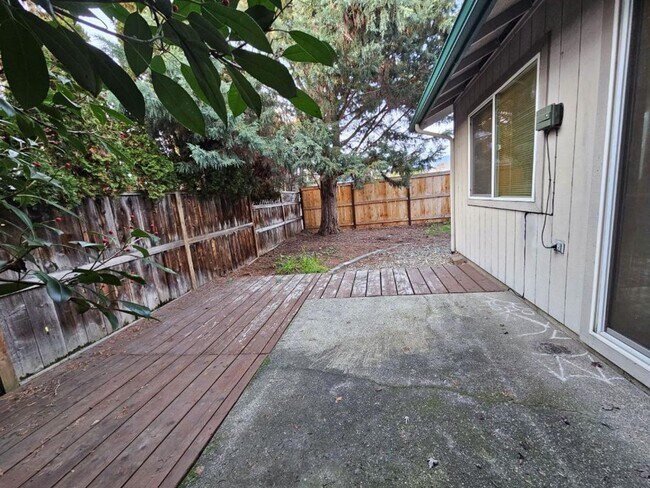Building Photo - 1318 Golden Park Dr