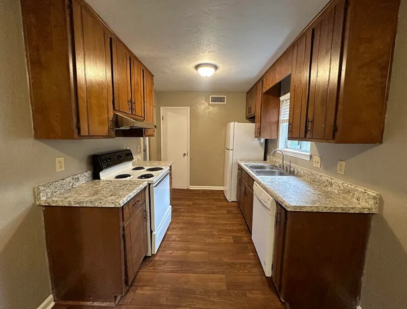 Building Photo - 1409 Shallow Brook