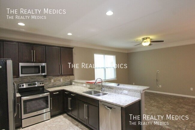 Building Photo - 15764 Ave Of The Arbors