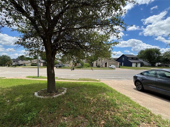 Building Photo - 2112 Surrender Ave