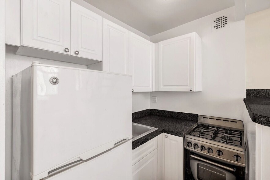 Building Photo - 5 E 32nd St