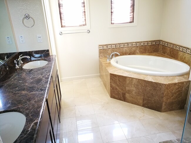 master bathtub - 4791 Perugia St