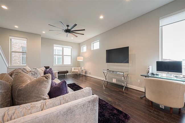 Building Photo - 712 Clark St