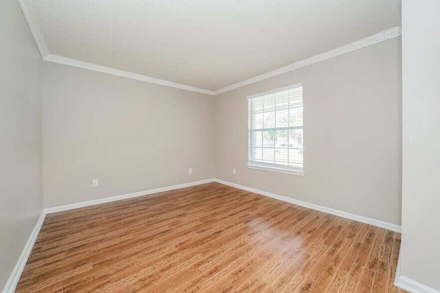 Building Photo - 2452 Royal Pointe Dr