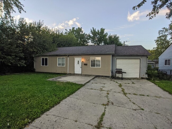 Primary Photo - Spacious 3 bed 1 bath ranch style home.