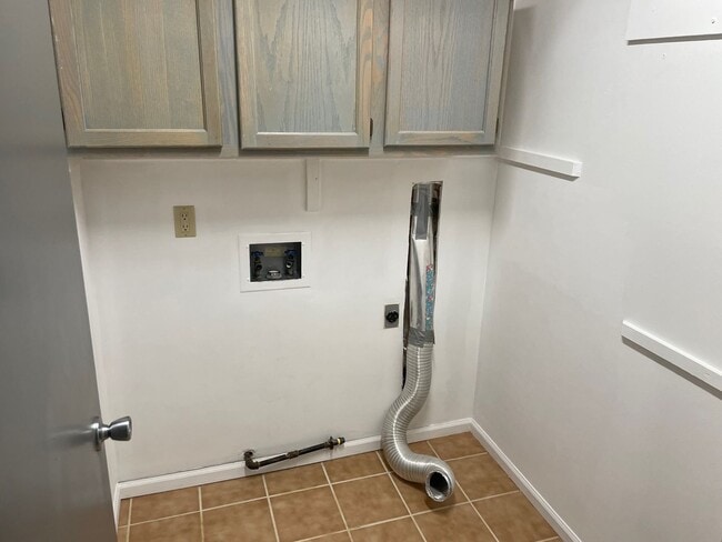 Building Photo - New Listing! 3 Bedroom 2 Bath