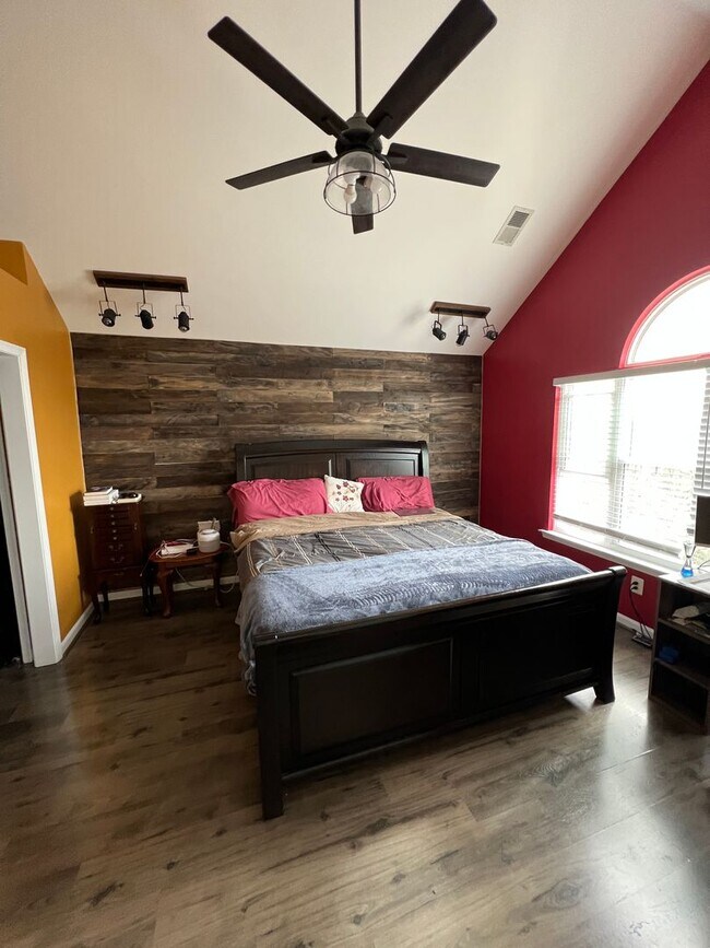 Building Photo - Stunning 2 bedroom and 3 Bathroom Townhome Style Condo / w Pool