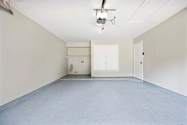Building Photo - Beautiful 3/2 available now!
