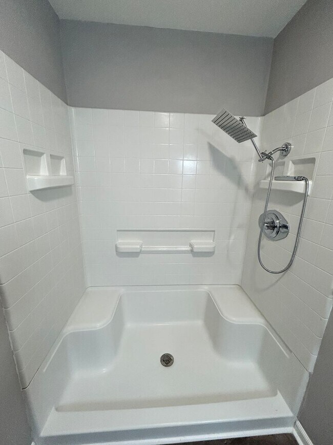 Building Photo - Three Bedroom Two Bath Home