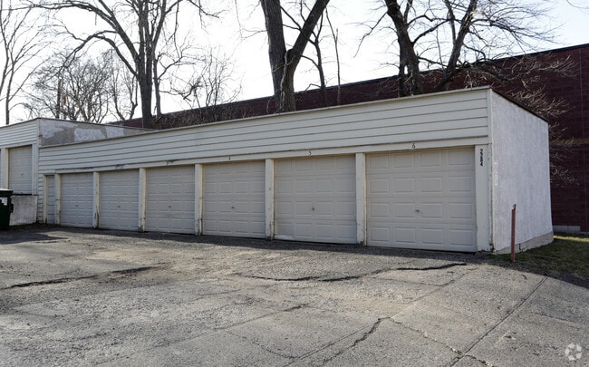Parking Area - 2284 Highland Pky