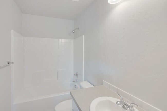 Building Photo - Beautiful 2 Bedroom Cottage Available!