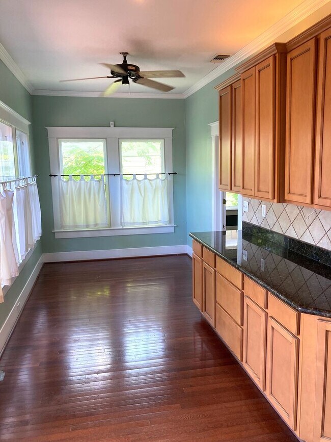 Building Photo - ZERO APPLICATION FEE FOR THIS ALTA VISTA BUNGALOW!