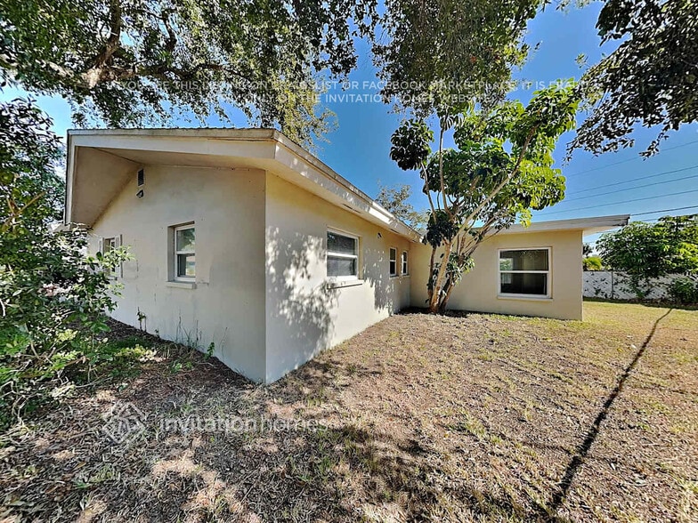 Building Photo - 1355 Stratford Dr