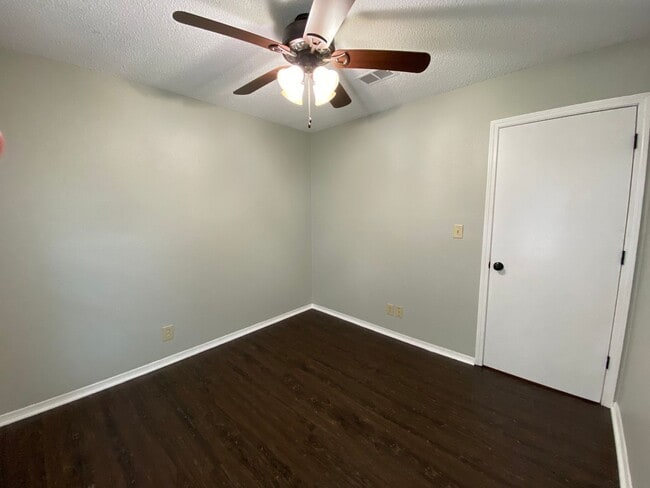 Building Photo - Spacious Jenks 4-Bedroom with NO Carpets &...