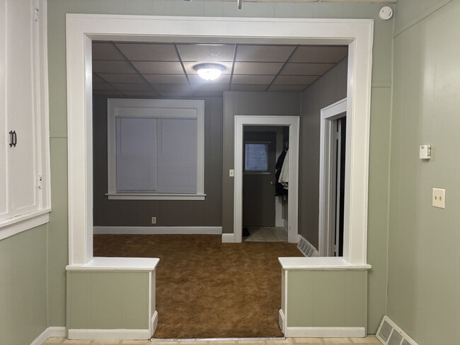 Building Photo - 305 E Meade Ct