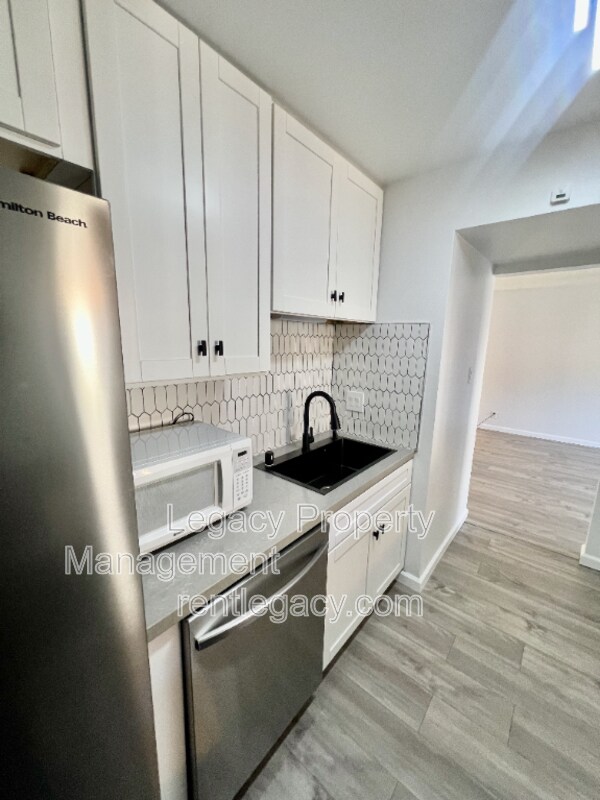 Building Photo - 2200 Laguna Cir