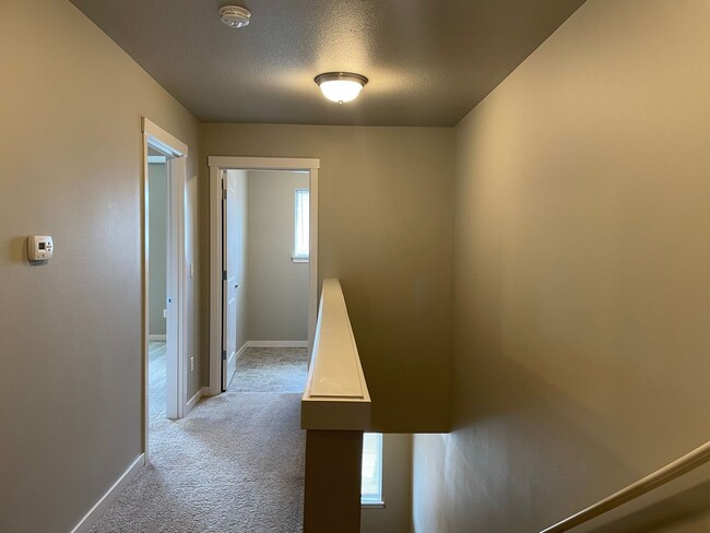 Building Photo - Goregous 3 Bedroom Home Ready for Hot Summ...