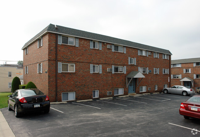 Building Photo - Maple Court Apartments