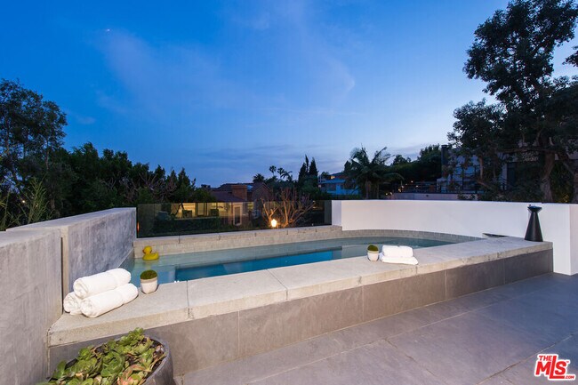 Building Photo - 1352 Miller Dr