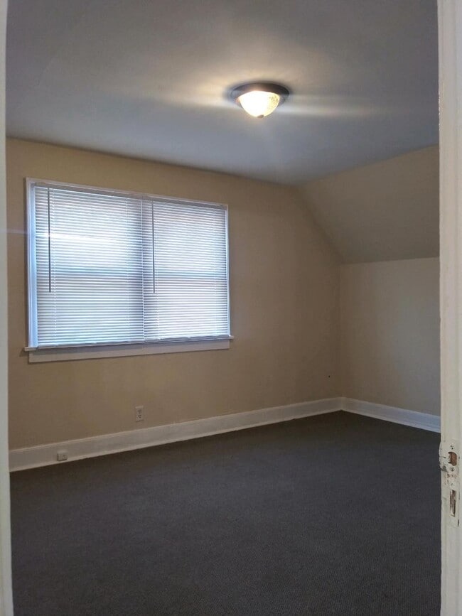Building Photo - 3 Bedroom House, 1 Bed Downstairs, 2 Bed a...