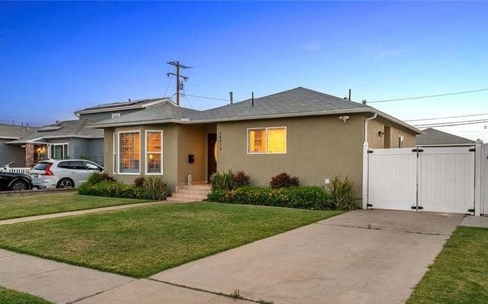 Building Photo - 14913 Roxton Ave