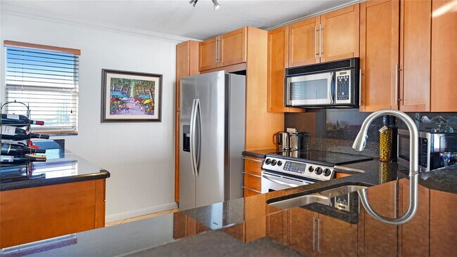 Building Photo - 4800 Bayview Dr