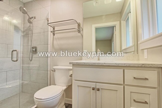 Building Photo - 4 Bed, 3 Bath  Split Level Home in Sherwood