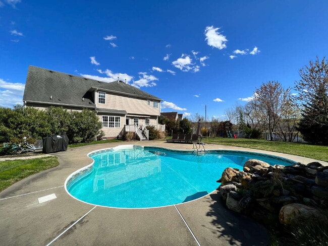 Building Photo - Spacious 4 bedroom home with POOL in sought after neighborhood and schools.