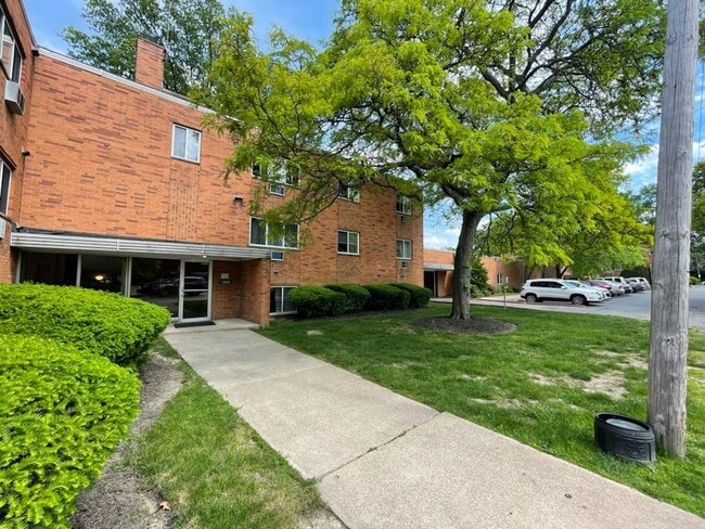 Building Photo - Shady Cove Apts