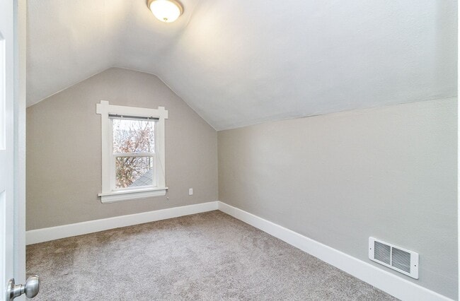 Building Photo - 807 Newton St