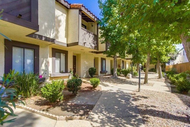 Building Photo - Remodeled Townhome with Garage and Yard in...