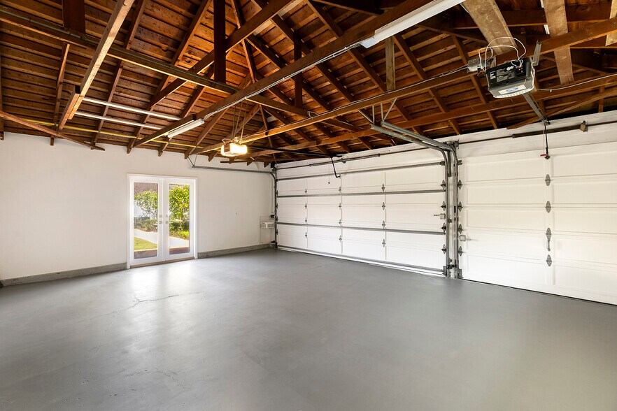 Building Photo - 1901 Altura Dr